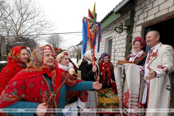 Песни, гадания и оберег от одиночества: старинный колядный обряд возродили в Могилевском районе Песни, гадания и оберег от одиночества: старинный колядный обряд возродили в Могилевском районе