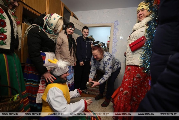 Коза, медведь и рождественская звезда. Как колядуют в Щучинском районе