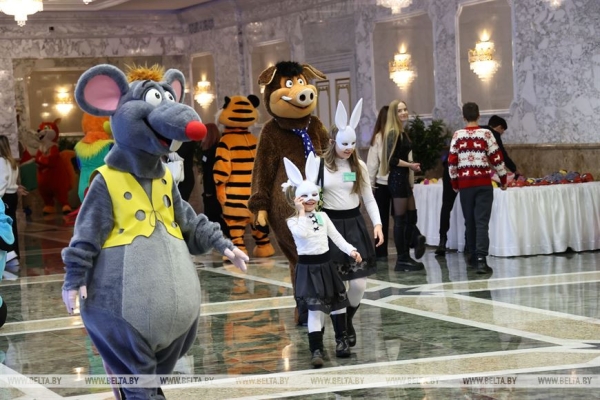 Сказочное шоу и подарок от Президента. Как проходят новогодние утренники во Дворце Независимости