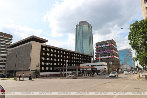 Не трактором единым. На примере визита Лукашенко в Зимбабве разбираемся, какие перспективы у Беларуси в Африке