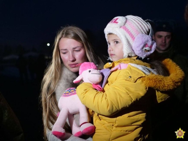 "У них осталась только родина - наша Беларусь". Спецборт Минобороны вернул белорусов из Турции