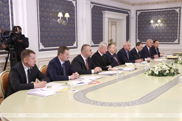 "Заработали миллион - и мы дадим миллион". Лукашенко требует финансировать театры по схеме 50 на 50 "Заработали миллион - и мы дадим миллион". Лукашенко требует финансировать театры по схеме 50 на 50