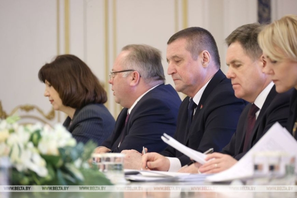 "Заработали миллион - и мы дадим миллион". Лукашенко требует финансировать театры по схеме 50 на 50 "Заработали миллион - и мы дадим миллион". Лукашенко требует финансировать театры по схеме 50 на 50