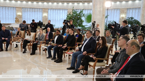 Лукашенко отвечает на вопросы зарубежных и белорусских СМИ, но "Большой разговор" еще впереди Лукашенко отвечает на вопросы зарубежных и белорусских СМИ, но "Большой разговор" еще впереди