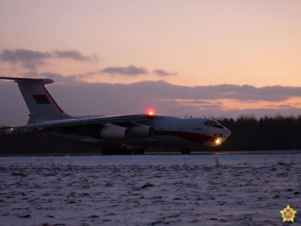 "У них осталась только родина - наша Беларусь". Спецборт Минобороны вернул белорусов из Турции