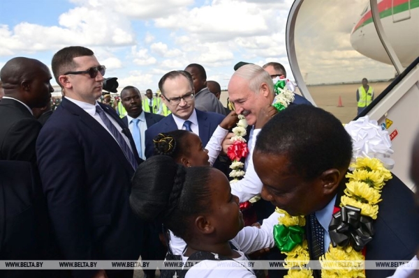 Не трактором единым. На примере визита Лукашенко в Зимбабве разбираемся, какие перспективы у Беларуси в Африке