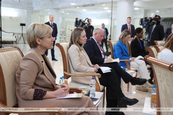 Лукашенко: Беларуси нужно аккуратно пройти свой путь, пока идет переформатирование мира Лукашенко: Беларуси нужно аккуратно пройти свой путь, пока идет переформатирование мира