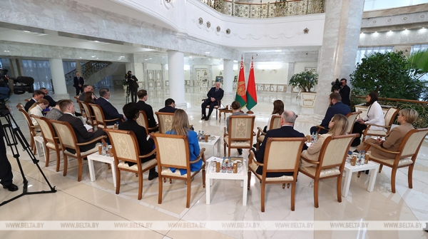 "Мы готовы прощать, что можно простить". Лукашенко о "демократической диктатуре" в Беларуси "Мы готовы прощать, что можно простить". Лукашенко о "демократической диктатуре" в Беларуси