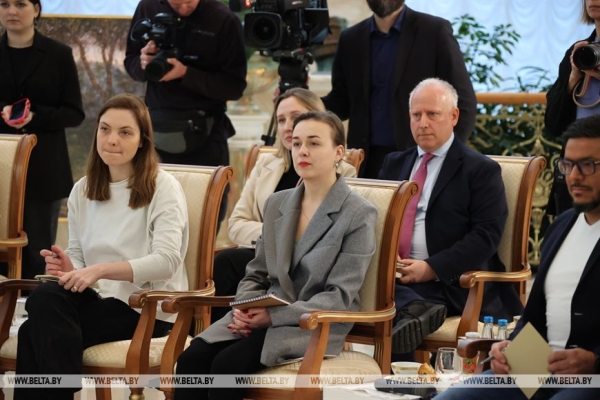 Лукашенко отвечает на вопросы зарубежных и белорусских СМИ, но "Большой разговор" еще впереди Лукашенко отвечает на вопросы зарубежных и белорусских СМИ, но "Большой разговор" еще впереди