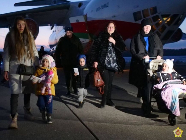 "У них осталась только родина - наша Беларусь". Спецборт Минобороны вернул белорусов из Турции