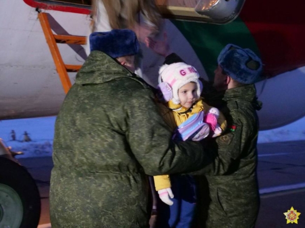 "У них осталась только родина - наша Беларусь". Спецборт Минобороны вернул белорусов из Турции