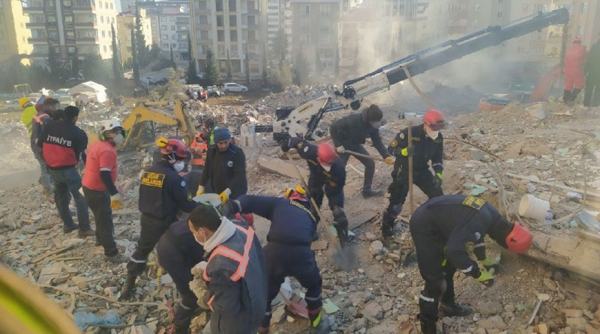 МЧС: белорусские спасатели не прекращают поиск пострадавших в Турции ни на минуту