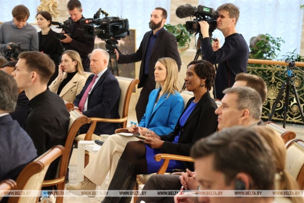 Лукашенко отвечает на вопросы зарубежных и белорусских СМИ, но "Большой разговор" еще впереди Лукашенко отвечает на вопросы зарубежных и белорусских СМИ, но "Большой разговор" еще впереди