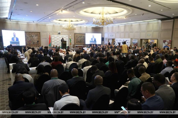 Не трактором единым. На примере визита Лукашенко в Зимбабве разбираемся, какие перспективы у Беларуси в Африке