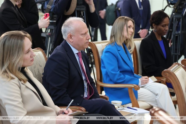 Лукашенко отвечает на вопросы зарубежных и белорусских СМИ, но "Большой разговор" еще впереди Лукашенко отвечает на вопросы зарубежных и белорусских СМИ, но "Большой разговор" еще впереди