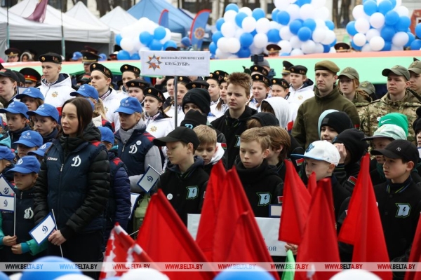 Рев моторов, выступление ОМОНа и кинологов. Как в Минске праздновали столетие БФСО "Динамо" Рев моторов, выступление ОМОНа и кинологов. Как в Минске праздновали столетие БФСО "Динамо"