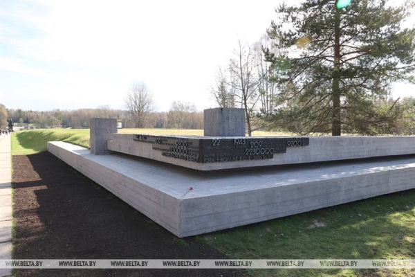 "Каждый год надо привносить изюминку". Лукашенко на субботнике трудится в мемориальном комплексе "Хатынь"