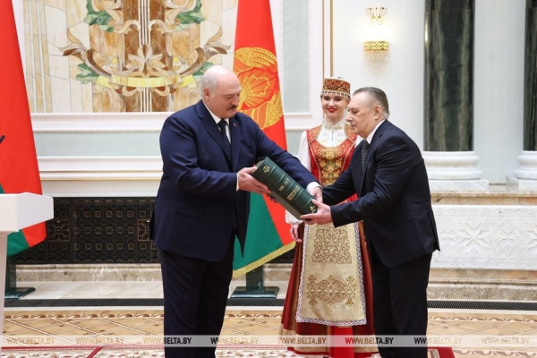 Российский "зонтик", новая страница в IT, первая леди и свечка с земляками. Итоги предпасхальной недели Президента Российский "зонтик", новая страница в IT, первая леди и свечка с земляками. Итоги предпасхальной недели Президента