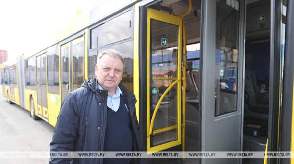 "Раньше могли подрезать и пару ласковых сказать". Водитель автобуса делится дорожными наблюдениями