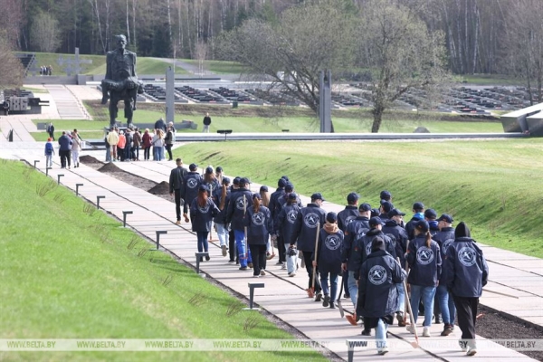"Каждый год надо привносить изюминку". Лукашенко на субботнике трудится в мемориальном комплексе "Хатынь"