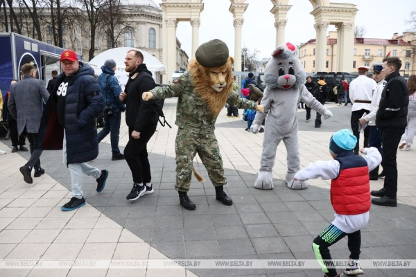 Рев моторов, выступление ОМОНа и кинологов. Как в Минске праздновали столетие БФСО "Динамо" Рев моторов, выступление ОМОНа и кинологов. Как в Минске праздновали столетие БФСО "Динамо"