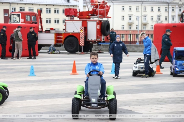 Рев моторов, выступление ОМОНа и кинологов. Как в Минске праздновали столетие БФСО "Динамо" Рев моторов, выступление ОМОНа и кинологов. Как в Минске праздновали столетие БФСО "Динамо"
