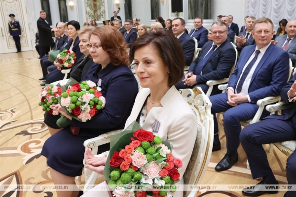 Российский "зонтик", новая страница в IT, первая леди и свечка с земляками. Итоги предпасхальной недели Президента Российский "зонтик", новая страница в IT, первая леди и свечка с земляками. Итоги предпасхальной недели Президента