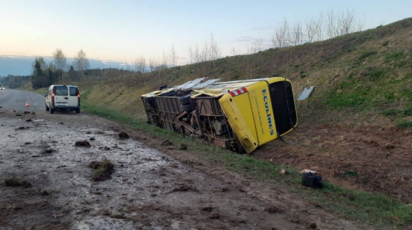 Автобус с пассажирами съехал в кювет на трассе М7