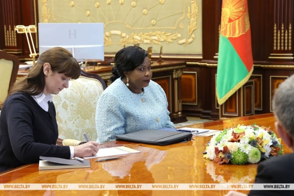 Российский "зонтик", новая страница в IT, первая леди и свечка с земляками. Итоги предпасхальной недели Президента Российский "зонтик", новая страница в IT, первая леди и свечка с земляками. Итоги предпасхальной недели Президента