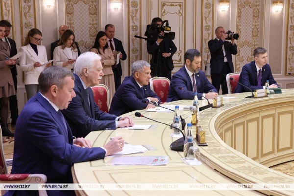 Российский "зонтик", новая страница в IT, первая леди и свечка с земляками. Итоги предпасхальной недели Президента Российский "зонтик", новая страница в IT, первая леди и свечка с земляками. Итоги предпасхальной недели Президента