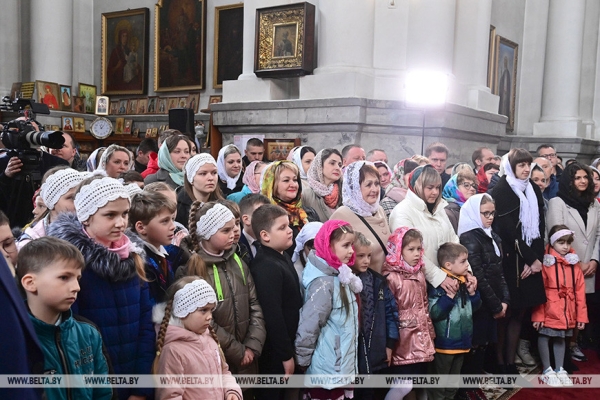 Российский "зонтик", новая страница в IT, первая леди и свечка с земляками. Итоги предпасхальной недели Президента Российский "зонтик", новая страница в IT, первая леди и свечка с земляками. Итоги предпасхальной недели Президента