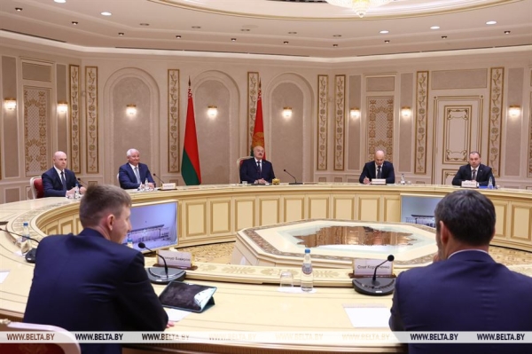 Российский "зонтик", новая страница в IT, первая леди и свечка с земляками. Итоги предпасхальной недели Президента Российский "зонтик", новая страница в IT, первая леди и свечка с земляками. Итоги предпасхальной недели Президента