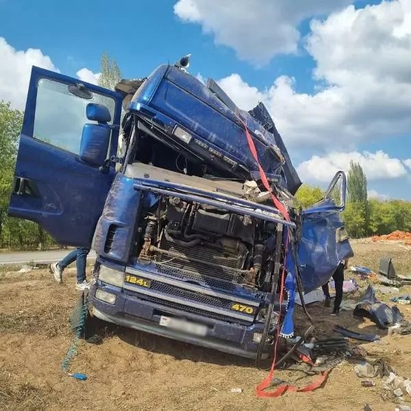 Семейный экипаж дальнобойщиков из Беларуси попал в серьезную аварию под Волгоградом Семейный экипаж дальнобойщиков из Беларуси попал в серьезную аварию под Волгоградом