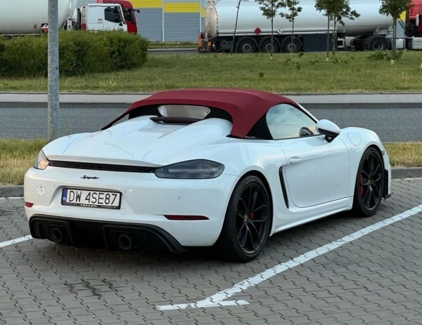 В Польше с закрытого паркинга угнали Porsche белоруса В Польше с закрытого паркинга угнали Porsche белоруса