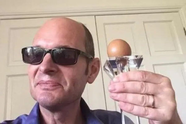 Мужчина купил на аукционе идеально круглое куриное яйцо. Сколько он за него заплатил Мужчина купил на аукционе идеально круглое куриное яйцо. Сколько он за него заплатил