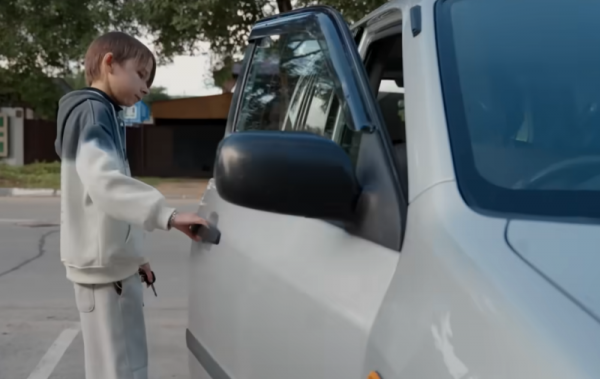 В 20 лет парень выглядит как ребенок В 20 лет парень выглядит как ребенок