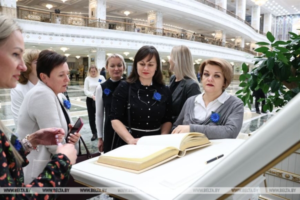 Гостьи из Минпрома о Дворце Независимости: "Зроблена ў Беларусі - гэта сіла"