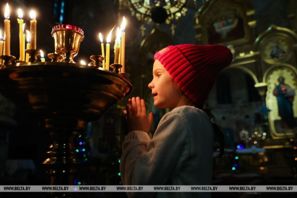 Православные верующие празднуют Рождество Христово Православные верующие празднуют Рождество Христово