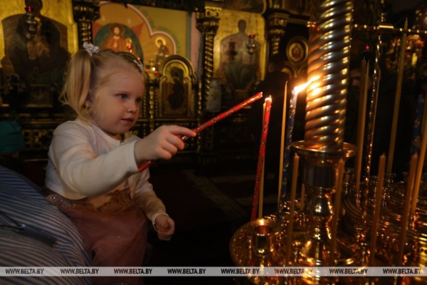 Православные верующие празднуют Рождество Христово Православные верующие празднуют Рождество Христово