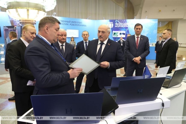 Кадровая методичка от Лукашенко, пертурбации в Минобре, визит Лаврова и научные достижения. Подробности недели Президента