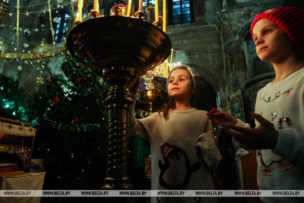 Православные верующие празднуют Рождество Христово Православные верующие празднуют Рождество Христово