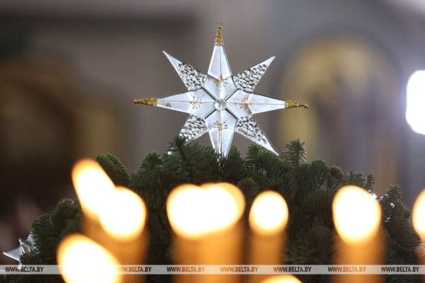 Православные верующие празднуют Рождество Христово Православные верующие празднуют Рождество Христово