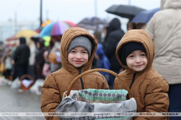 Православные верующие празднуют Пасху