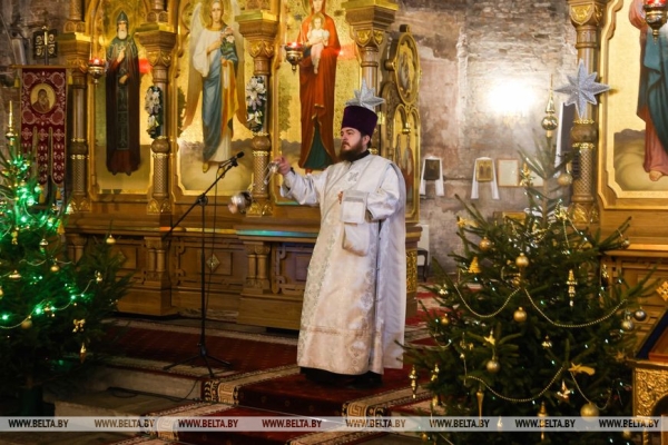 Православные верующие празднуют Рождество Христово Православные верующие празднуют Рождество Христово