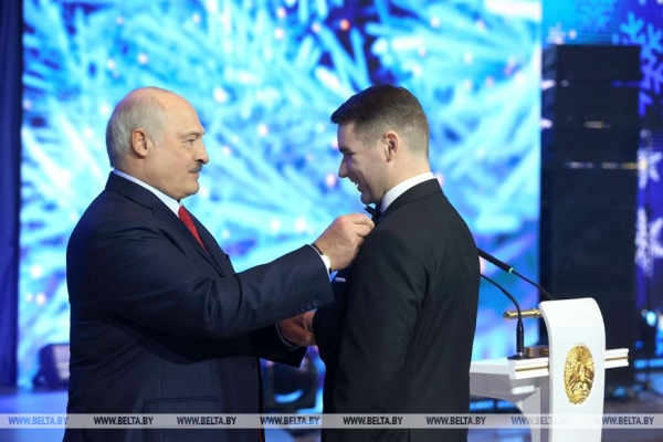 Лукашенко вручил государственные награды журналистам и работникам культуры Лукашенко вручил государственные награды журналистам и работникам культуры