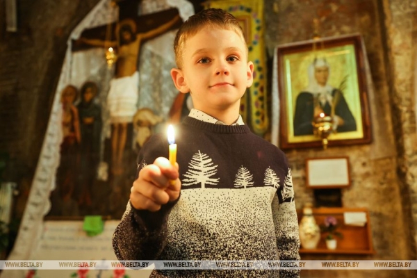 Православные верующие празднуют Рождество Христово Православные верующие празднуют Рождество Христово