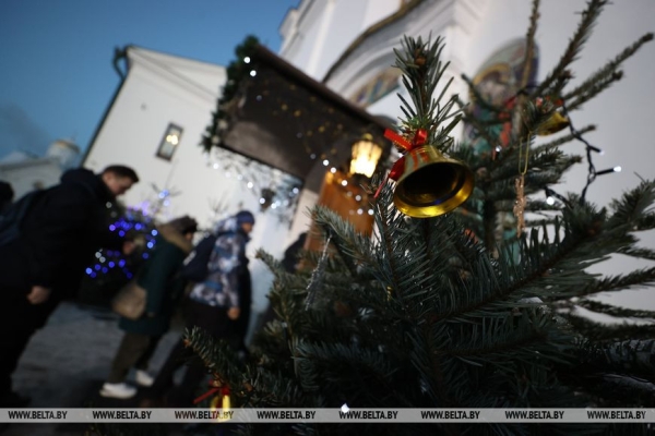 Православные верующие празднуют Рождество Христово Православные верующие празднуют Рождество Христово
