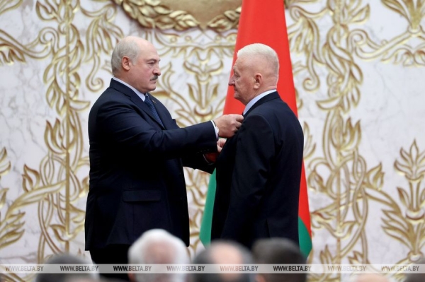 "Родная земля в надежных руках". Лукашенко вручил награды труженикам АПК