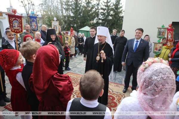 ФОТОФАКТ: Митрополит Вениамин возглавил Пасхальное богослужение в Свято-Рождество-Богородичном Монастыре