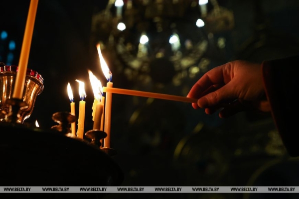 Православные верующие празднуют Рождество Христово Православные верующие празднуют Рождество Христово